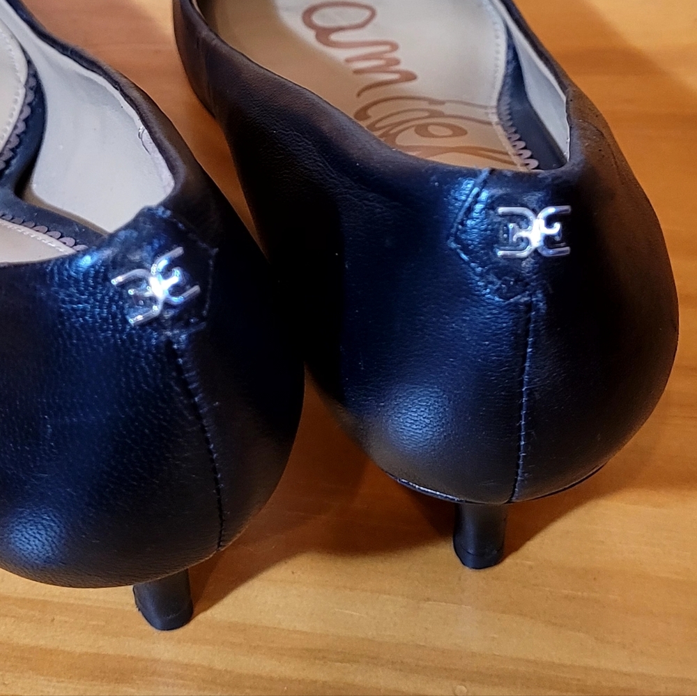 Classic Black Kitten Heel Pumps 🖤 - Picture 6 of 10